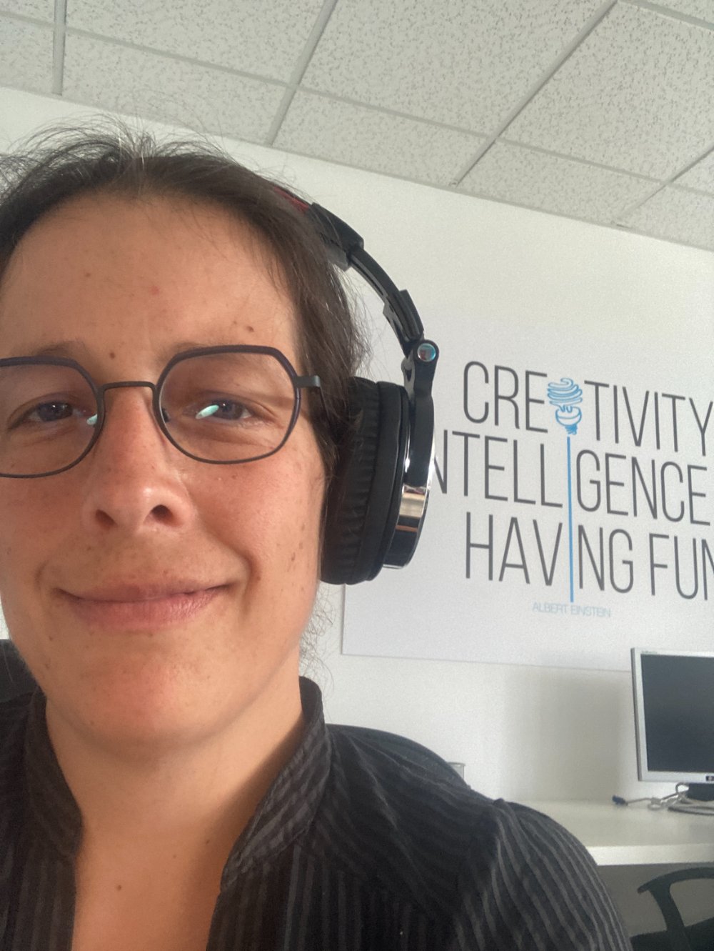 Marie-Ève avec un casque audio, symbole d'écoute et de disponibilité à distance